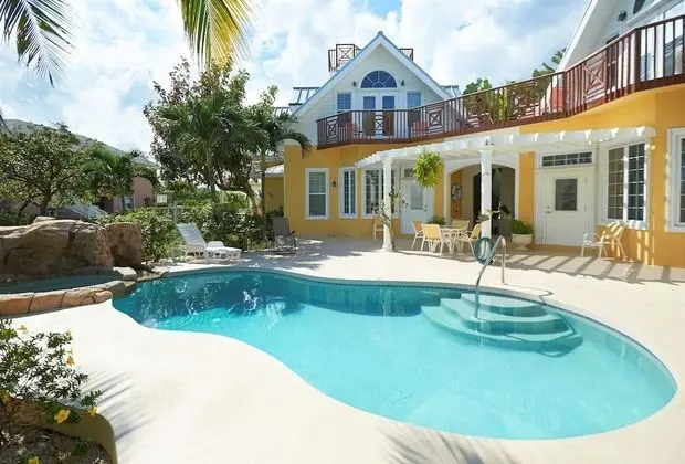 Shangri-La Inn & Suites - Havuz