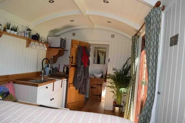 Shephards Hut With Hot Tub in the Cotswolds - İç Mekan