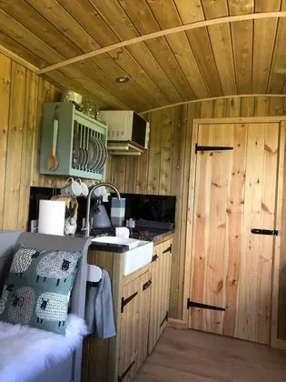 The Shepherds Hut at Hafoty Boeth - Mutfak
