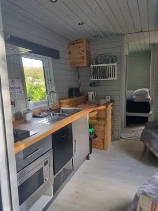 Shepherds Hut - Riverside 6