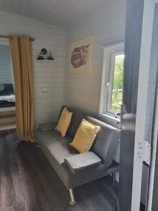 Shepherds Hut - Riverview 3 - Oda Düzeni