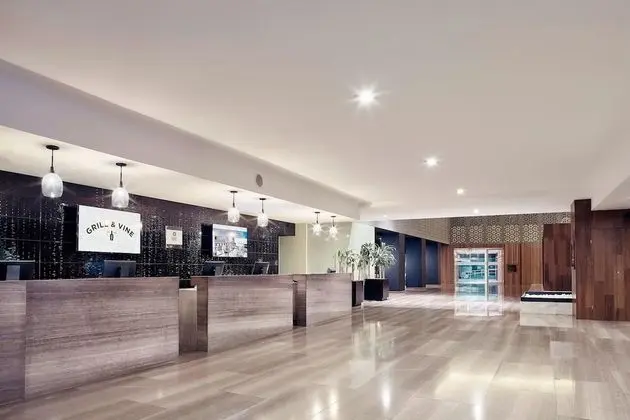 Sheraton Ambassador Hotel - Lobi