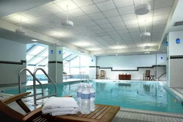Sheraton Gateway Hotel in Toronto Int'l Airport - Havuz