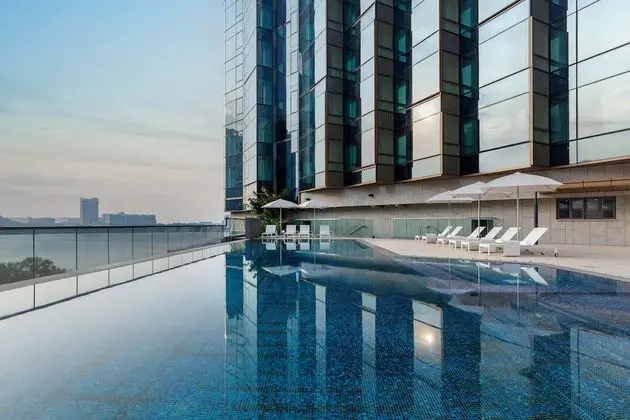 Sheraton Hong Kong Tung Chung Hotel - Havuz