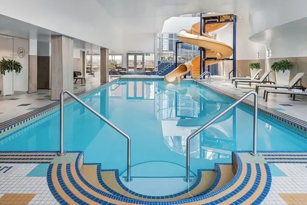 Sheraton Suites Calgary Eau Claire - Havuz