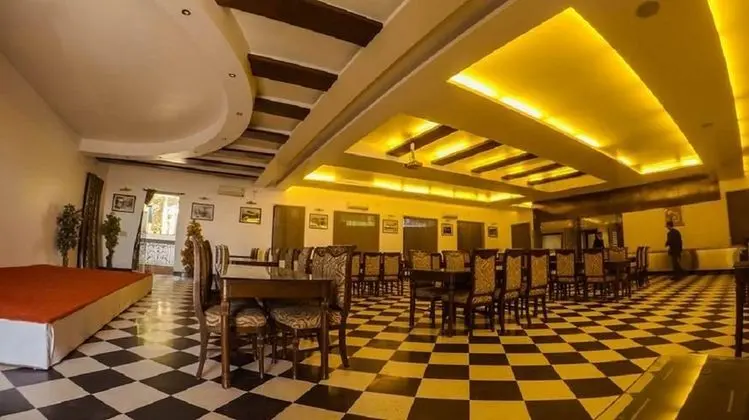 Hotel Shilton by Royal Collection - Yerinde Yemek