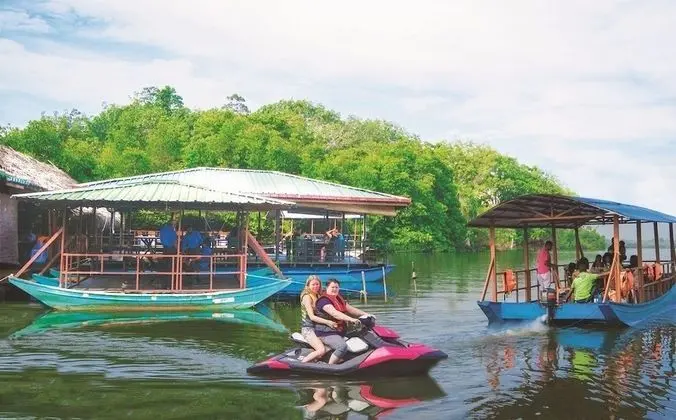 Shiny Lakeside Resort