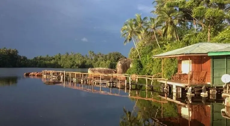 Shiny Lakeside Resort