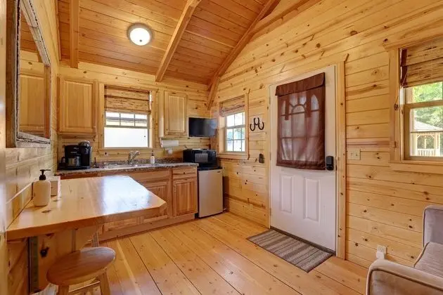 Shire Valley Cabins, Charming Dayton Retreat (3 Options!) - Yerinde Yemek