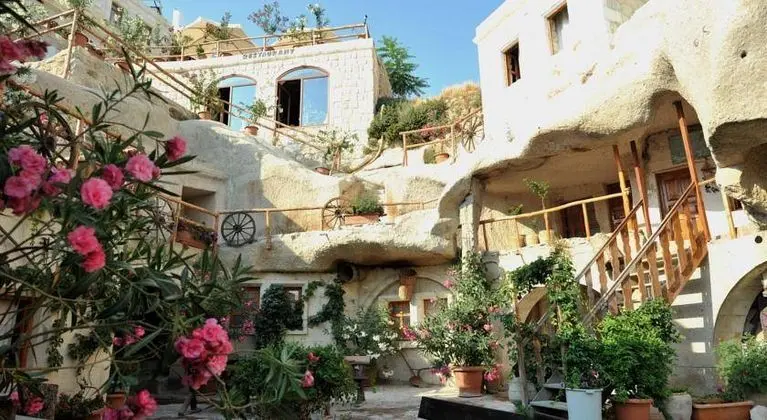 Shoestring Cave House