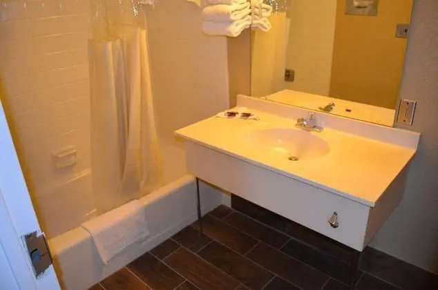 Shorecrest Motor Inn