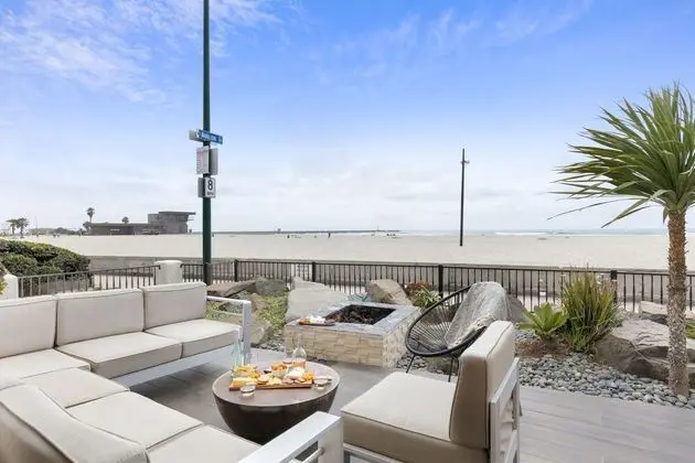 Shoreline by Avantstay Spectacular Beachfront Home w/ Fire Pit, Spa & Pool Table