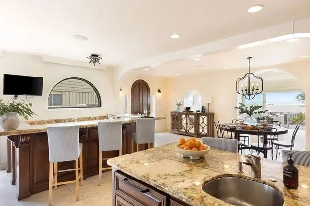 Shoreline by Avantstay Spectacular Beachfront Home w/ Fire Pit, Spa & Pool Table - İç Mekan