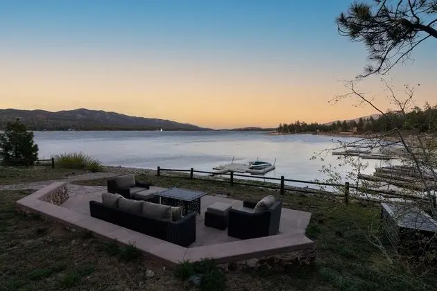 Shoreline Lakehouse by Avantstay Majestic Lakefront Cabin w/ Hot Tub & Fire Pit!