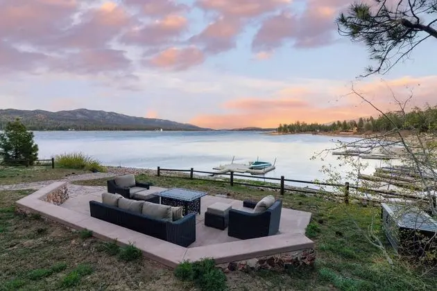 Shoreline Lakehouse by Avantstay Majestic Lakefront Cabin w/ Hot Tub & Fire Pit! - Dış Mekan
