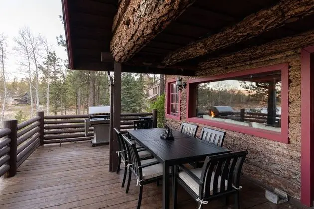 Shoreline Lakehouse by Avantstay Majestic Lakefront Cabin w/ Hot Tub & Fire Pit! - İç Mekan
