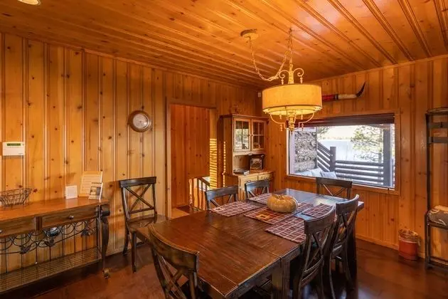 Shoreline Lakehouse by Avantstay Majestic Lakefront Cabin w/ Hot Tub & Fire Pit! - İç Mekan