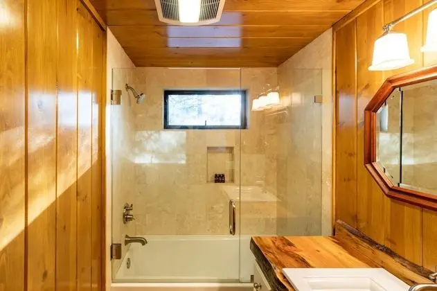 Shoreline Lakehouse by Avantstay Majestic Lakefront Cabin w/ Hot Tub & Fire Pit! - İç Mekan