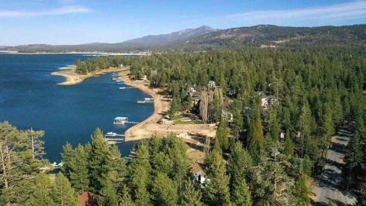 Shoreline Lakehouse by Avantstay Majestic Lakefront Cabin w/ Hot Tub & Fire Pit! - İç Mekan