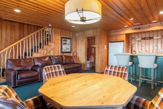 Shoreline Lakehouse by Avantstay Majestic Lakefront Cabin w/ Hot Tub & Fire Pit! - İç Mekan