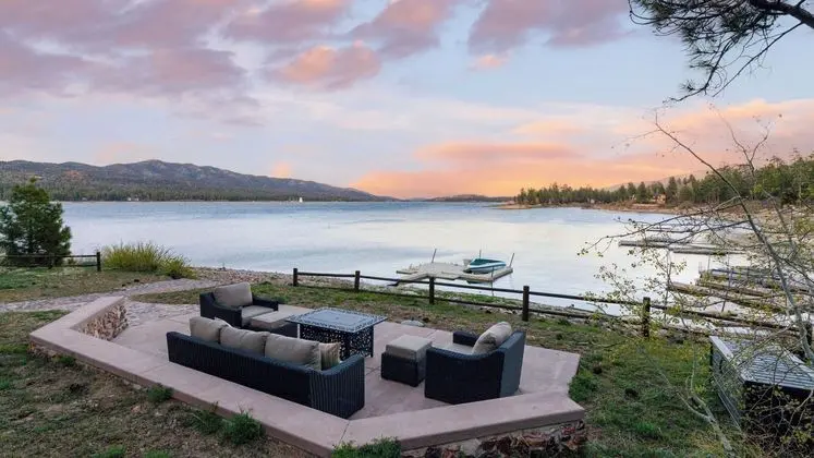 Shoreline Lakehouse by Avantstay Majestic Lakefront Cabin w/ Hot Tub & Fire Pit! - Öne Çıkan Resim