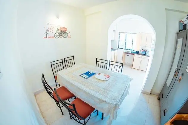 Showstopper 2 BHK Pool View Apartment - Oda Düzeni