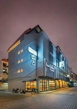 Siam Subway Hostel and Café