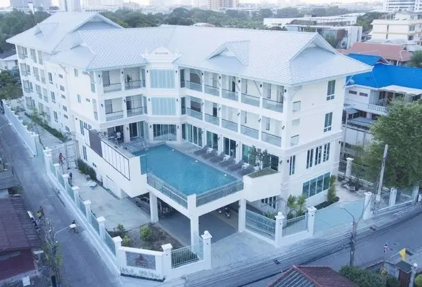 Siam Tharadol Hotel