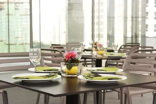 The Signature Hotel & Serviced Suites Kuala Lumpur - Yerinde Yemek