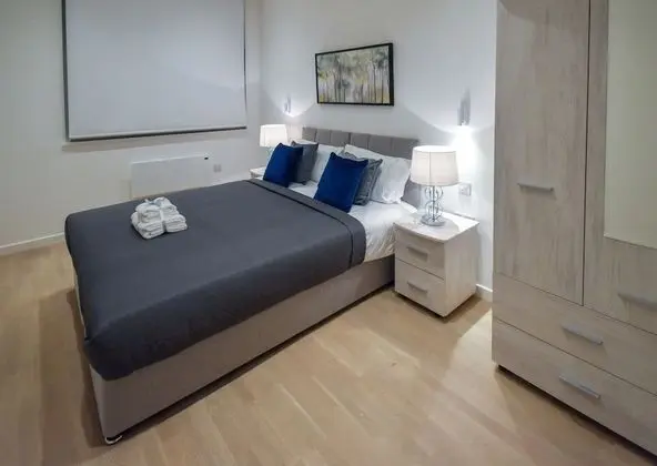 Silbury MK City Apartment With Parking