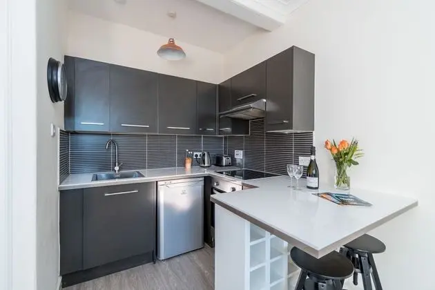 Silver Lining Charming Meadowbank Flat - Mutfak