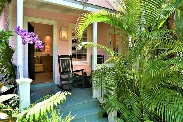 Simonton Court Historic Inn & Cottages