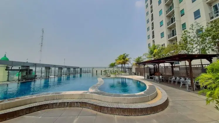 Simple And Comfort 2Br With Extra Room At Mt Haryono Square Apartment - Havuz