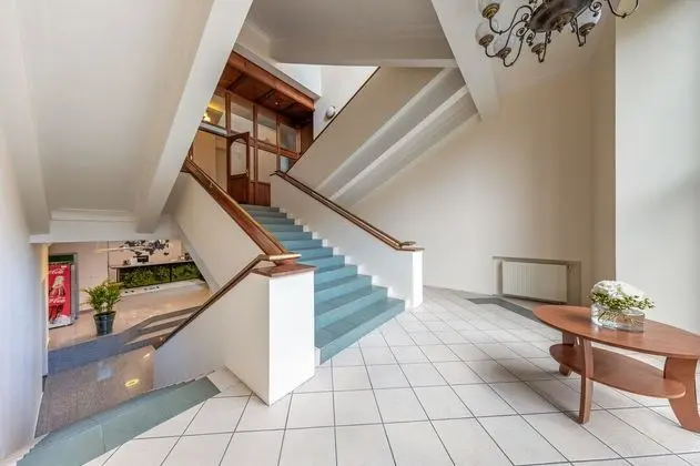 Hotel Simple Plus - Lobi