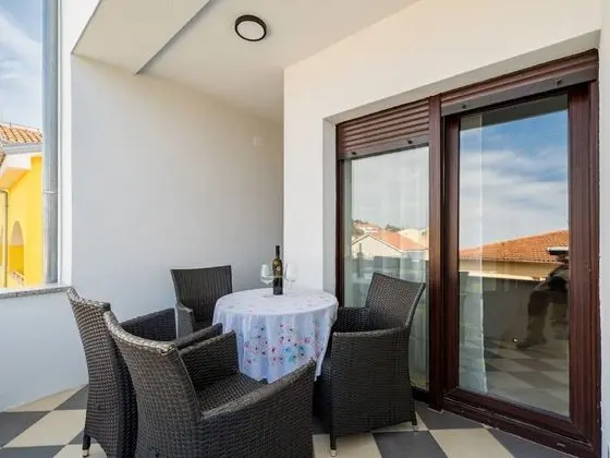 Simplistic Apartment in Malinska near Sea - Dış Mekan