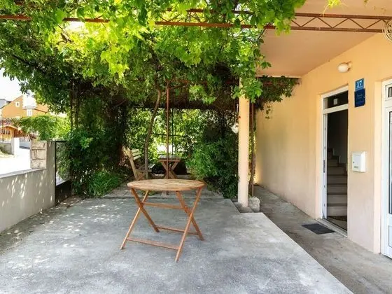 Simplistic Apartment in Rogoznica near Sea Beach - Lobi