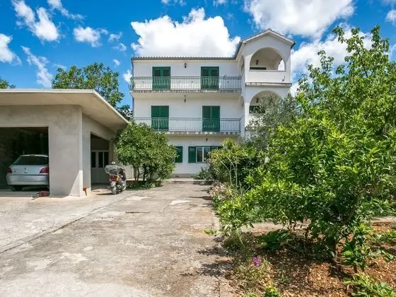 Simplistic Apartment in Šibenik near Sea Beach - Dış Mekan