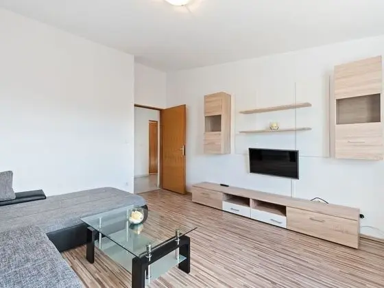 Simplistic Apartment in Vir With Garden - Oda Düzeni