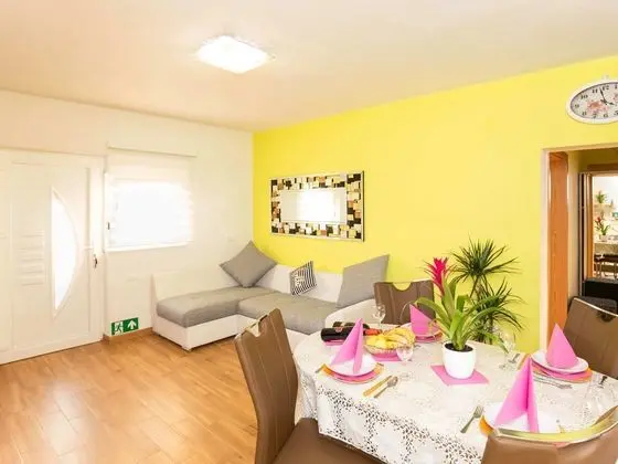 Simplistic Apartment in Vir With Garden - Yerinde Yemek