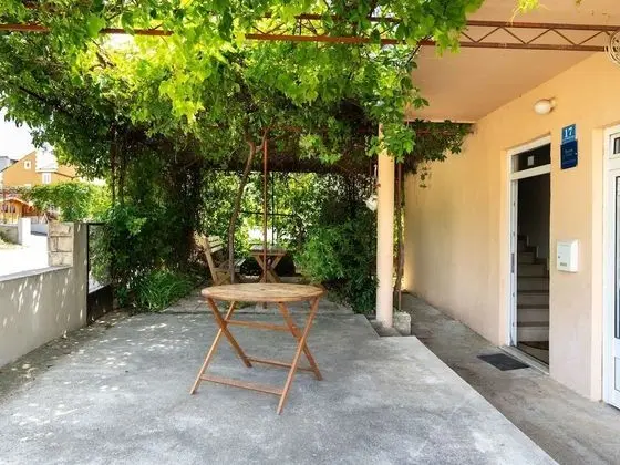 Simplistic Holiday Home in Rogoznica near Sea Beach - Dış Mekan