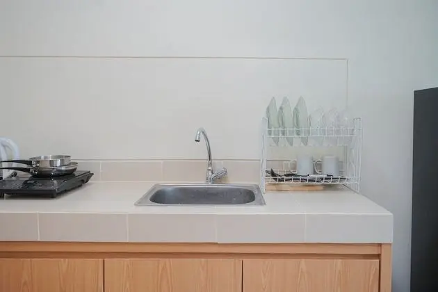 Simply Look Studio Apartment At B Residence - Mutfak