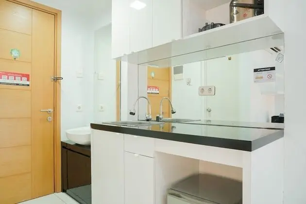 Simply Strategic and Homey Studio Signature Park Tebet Apartment - Mutfak