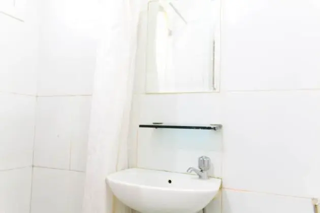 Simply Studio No Kitchen Apartment At Aeropolis Residence - Banyo Tipleri