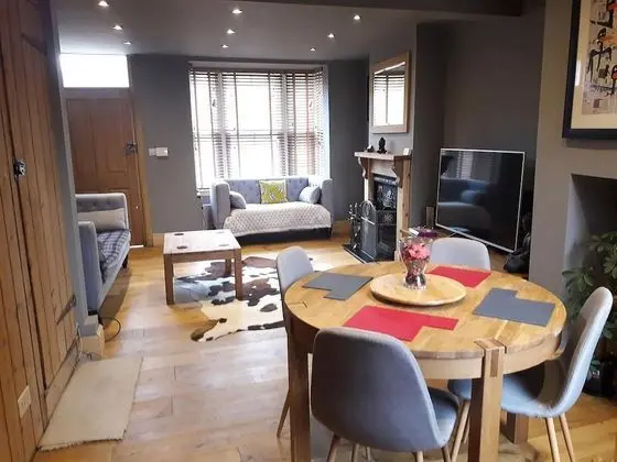 Simpsons Cottage - Grove Road Cottages