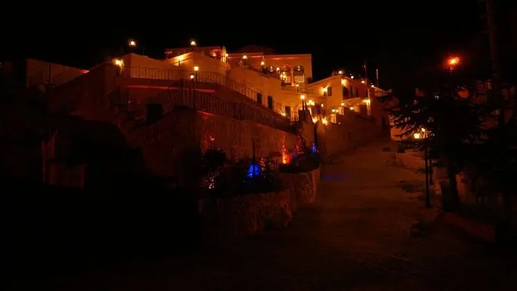 Sinasos Palace Cave Hotel - Dış Mekan
