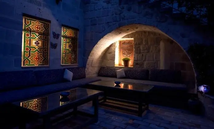 Sinasos Palace Cave Hotel - Gece Görünümü