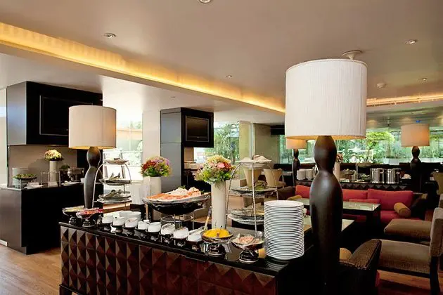 Siri Sathorn Hotel By UHG - Yeme / İçme
