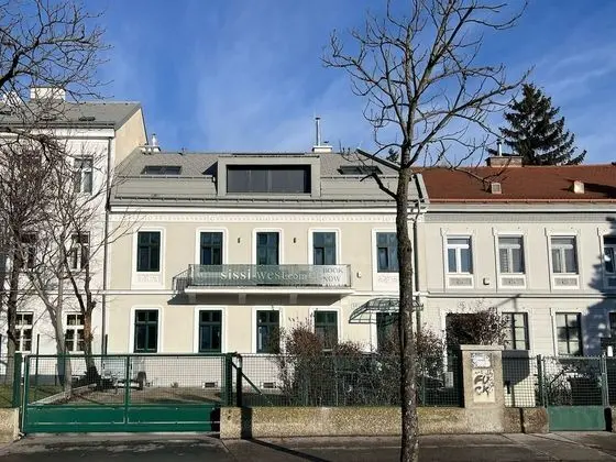 Sissi West