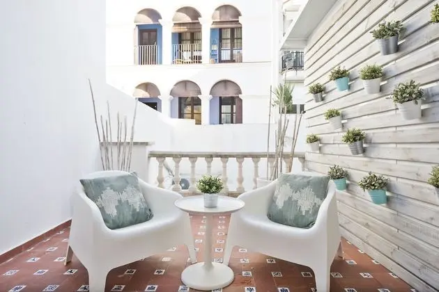 Sitges Group Blue and White - Öne Çıkan Resim