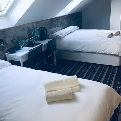 Six Bells Hotels - Oda
